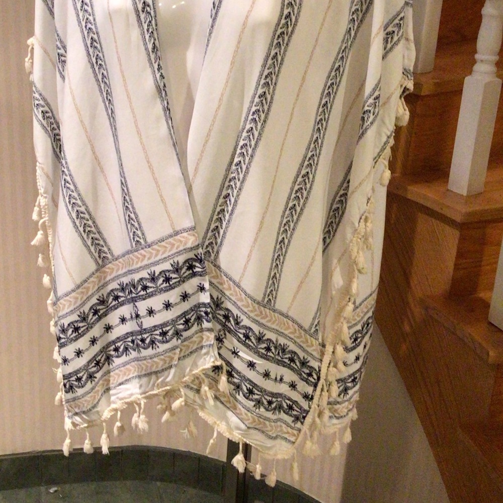 🛍3 for $30🛍Bluenotes Boho open with poncho with arm hole and tassel trim - Picture 3 of 3